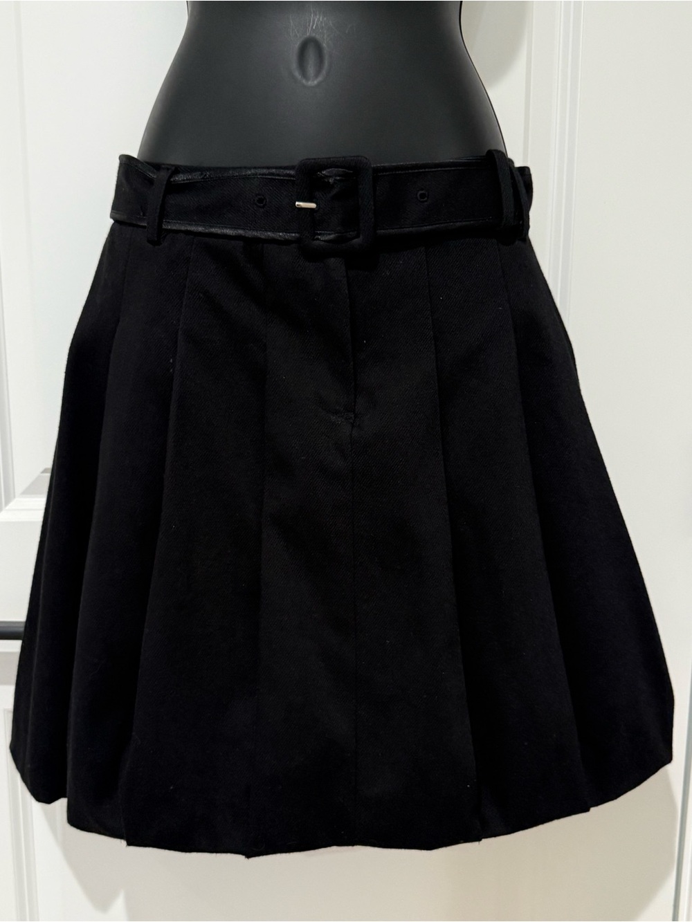 iROO Belted Pleat Detail Bubble Hem Skirt